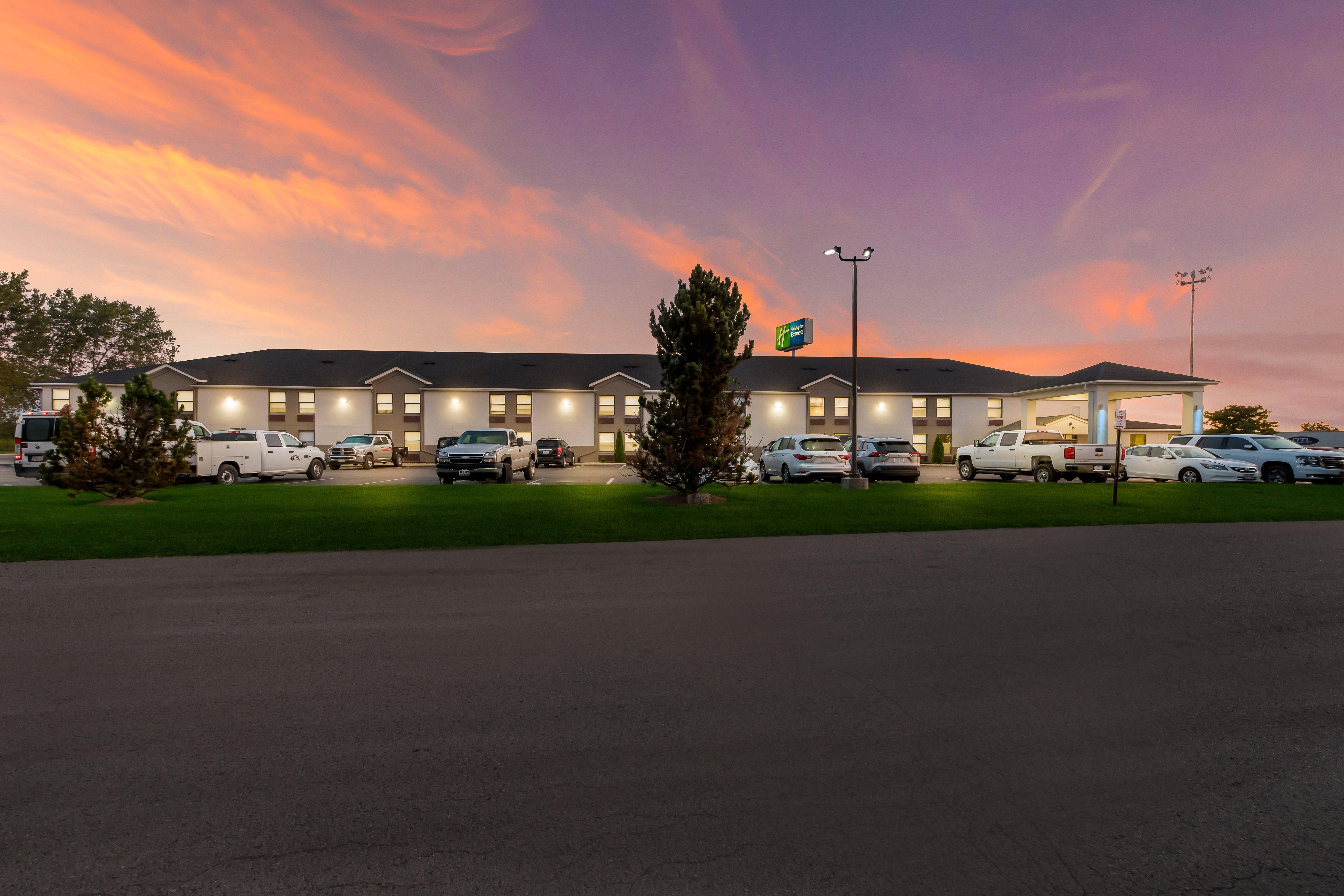 Holiday Inn Express London-I-70 By Ihg Bagian luar foto